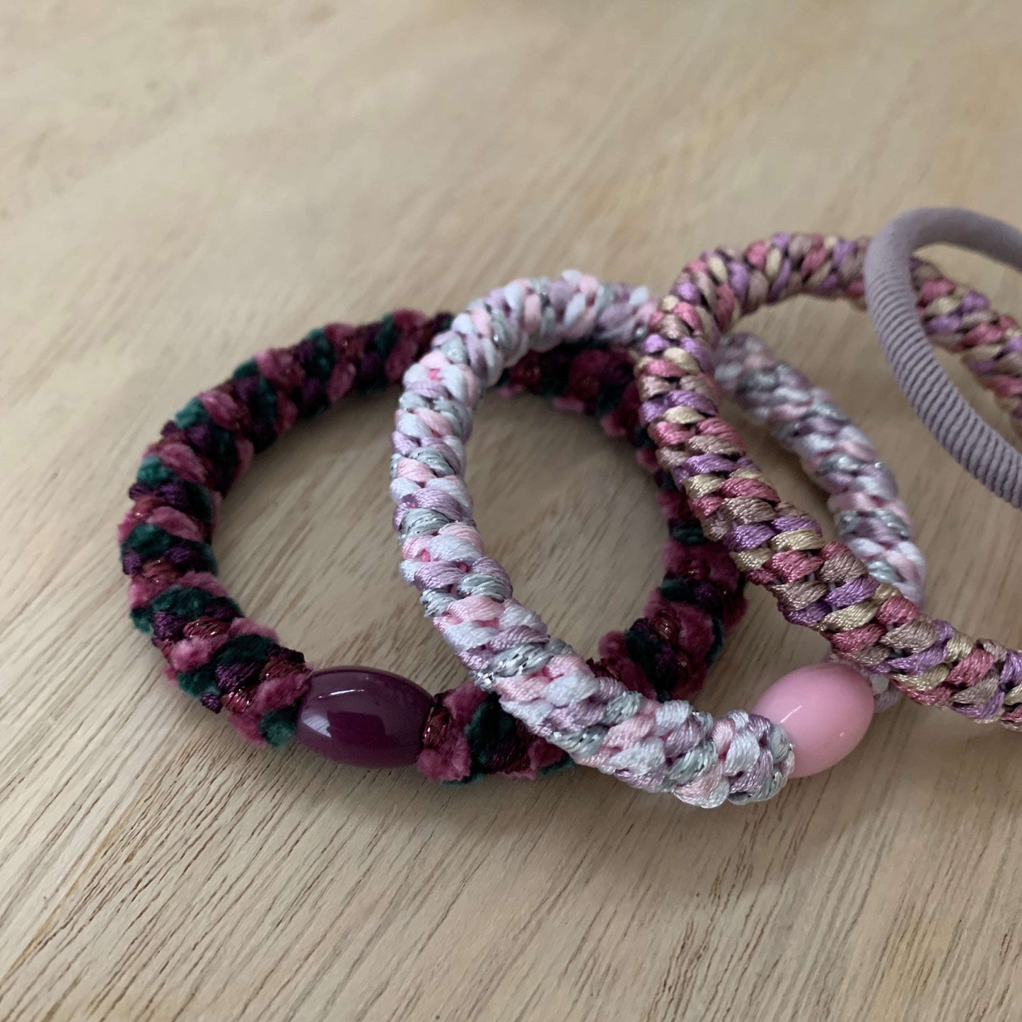 Setje van 4 haarelastiekjes/armbandjes Aubergine/roze