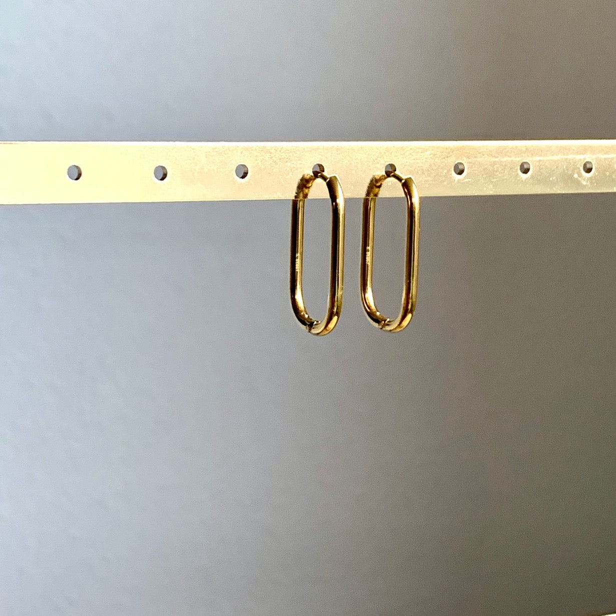 Rechthoekige Gouden oorhangers slank model 2.3 cm