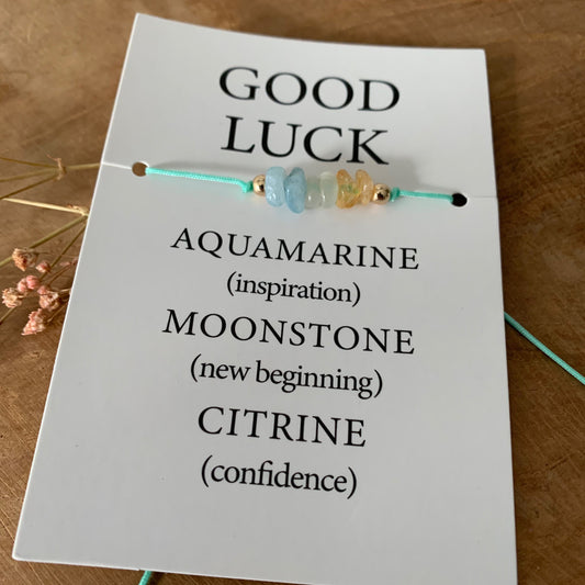 Armbandje op kaartje 'Good Luck'