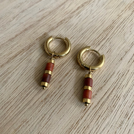 Oorbellen kraaltjes en gouden details- goud/oranje