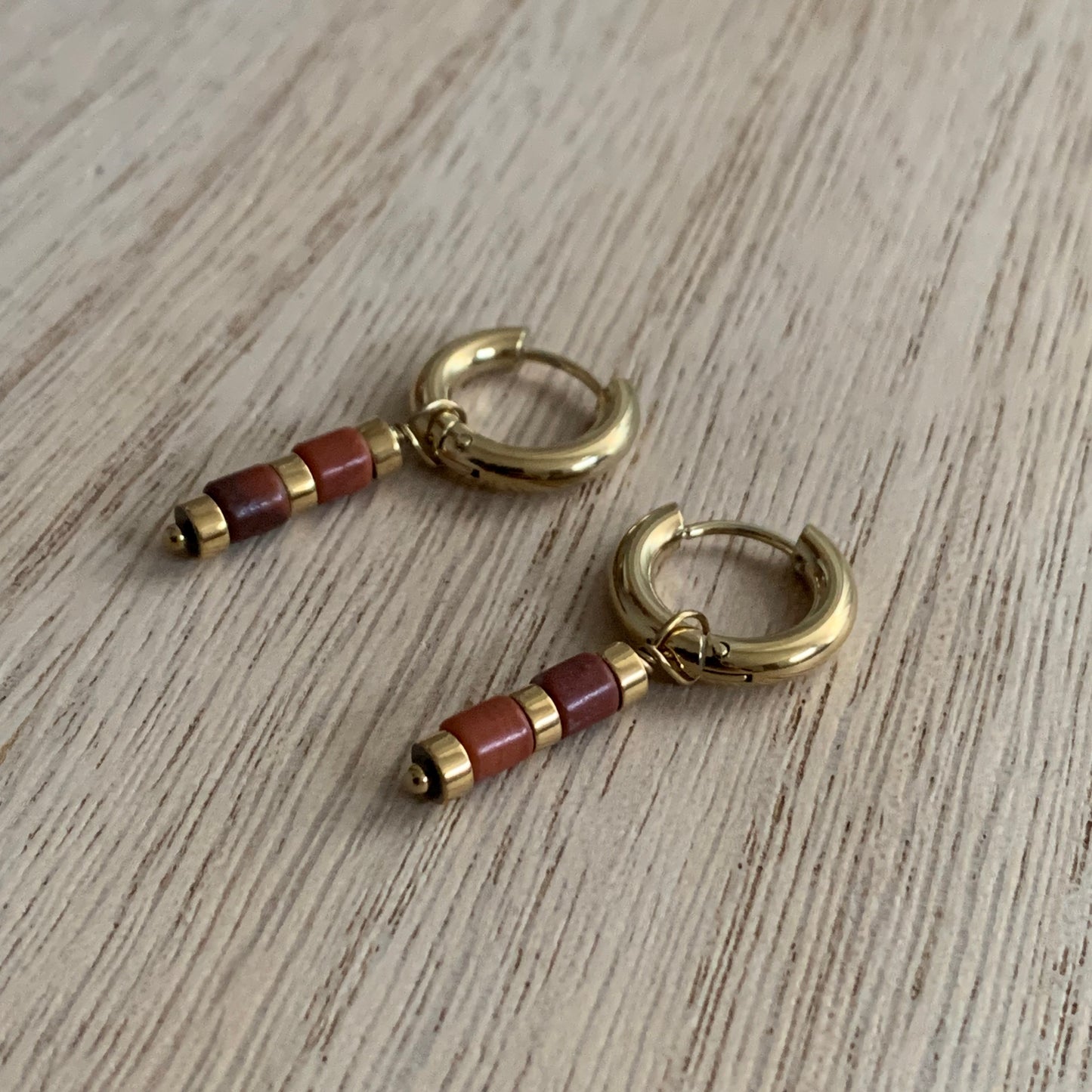 Oorbellen kraaltjes en gouden details- goud/oranje